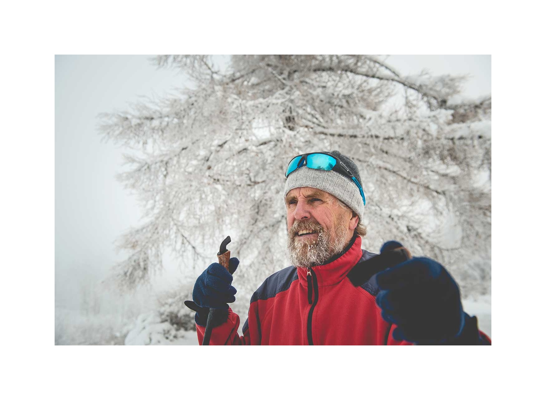 Frau beim Segeln mit Sportbrille.