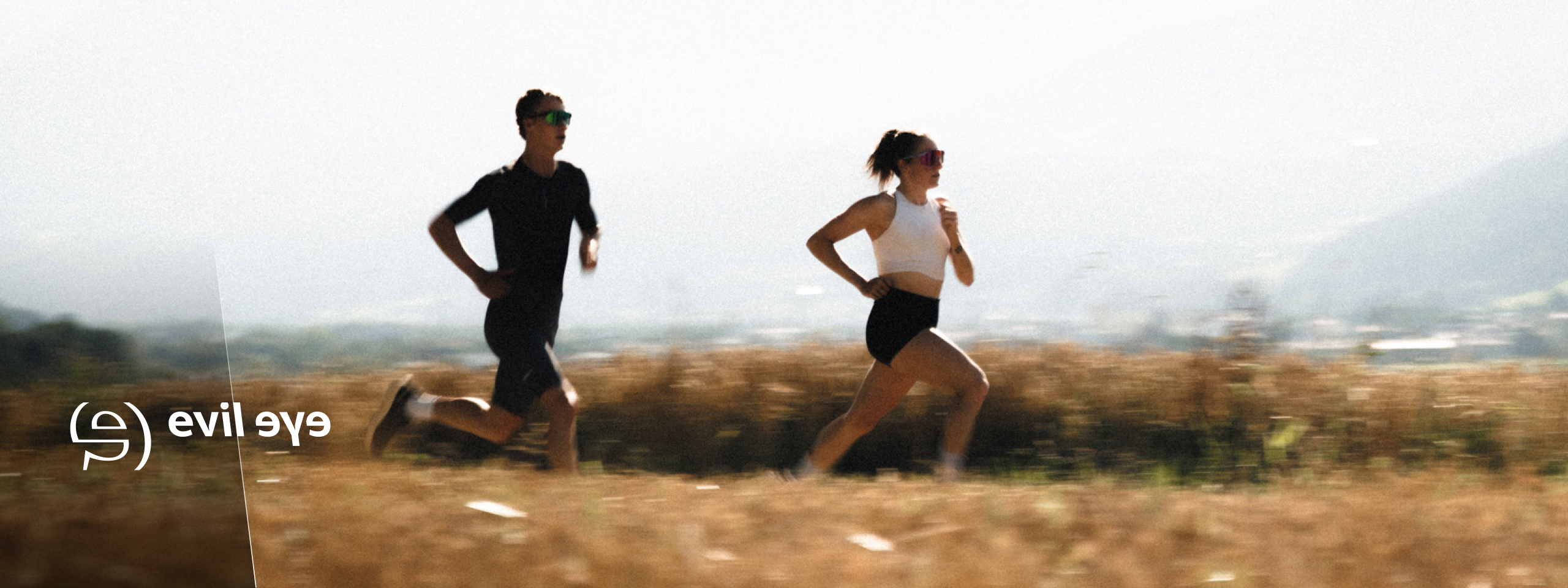 Evil Eye: Zwei joggende Personen mit Sportbrillen